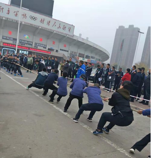 图为市残联男子组拔河队对战中原油田拔河队