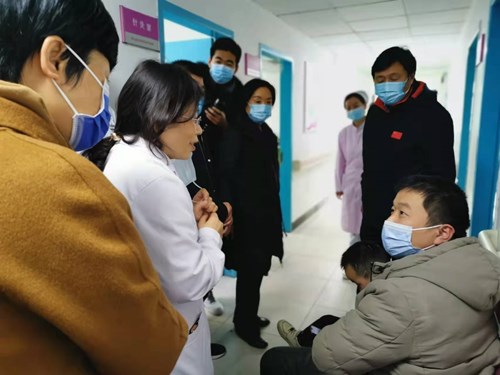 图为调研组一行到濮阳市妇幼保健院了解残疾儿童康复工作