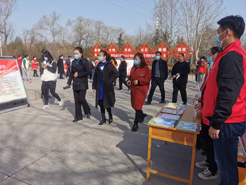 图为：开发区残联在濮水公园开展学雷锋志愿服务宣传活动