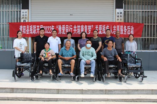 图为：濮阳县残联为海通乡残疾人免费适配轮椅等辅具