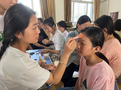 图为濮阳市特校孩子们在化妆培训课上认真学习