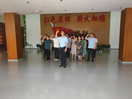 图为：南乐县残联工作人员在第一党支部集体宣誓
