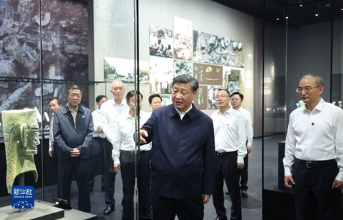 图为：习近平在位于德阳市广汉市的三星堆博物馆新馆参观
