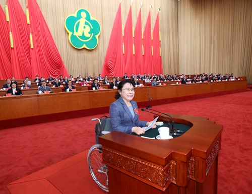 图为9月18日，中国残疾人联合会第八次全国代表大会在北京人民大会堂开幕。这是中国残联主席张海迪代表中国残联第七届主席团向大会作工作报告。新华社记者 庞兴雷 摄