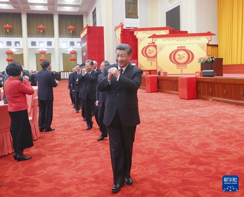 图为2月8日，中共中央、国务院在北京人民大会堂举行2024年春节团拜会。这是习近平等党和国家领导人向大家挥手致意，同大家互致问候、祝福新春。新华社记者 鞠鹏 摄