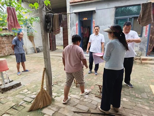 图为督导调研组在残疾人家中核查残疾人持证情况