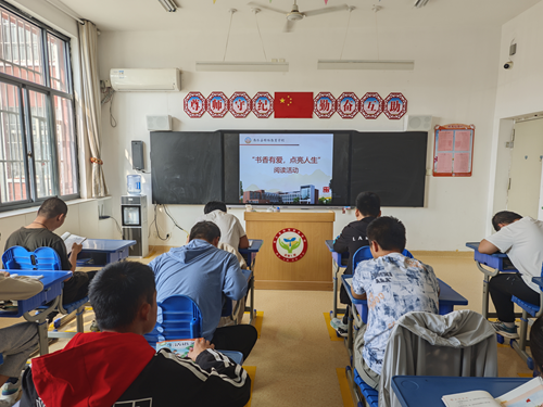 图为：组织特殊学生们开展阅读活动