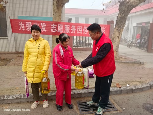 图为：濮阳县残联在“国际残疾人日”暨“国际志愿者日”开展走访、慰问困难残疾人系列扶残助残志愿服务活动