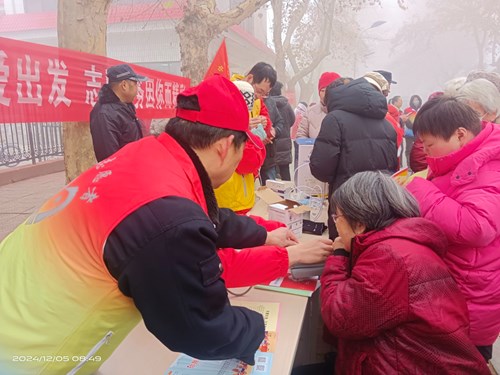 图为：濮阳县残联在“国际残疾人日”暨“国际志愿者日”开展走访、慰问困难残疾人系列扶残助残志愿服务活动