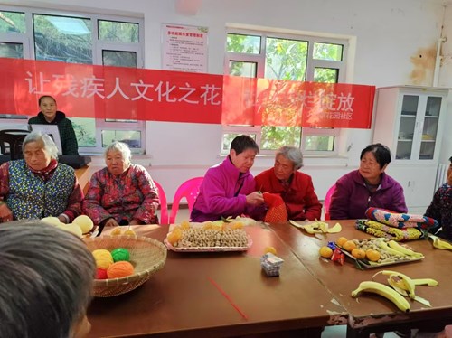 图为：濮阳县残联在“国际残疾人日”暨“国际志愿者日”开展走访、慰问困难残疾人系列扶残助残志愿服务活动