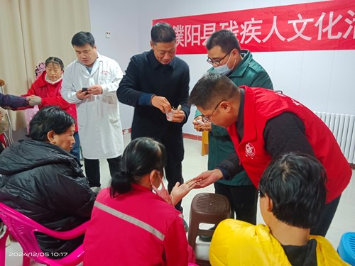 图为：濮阳县残联在“国际残疾人日”暨“国际志愿者日”开展走访、慰问困难残疾人系列扶残助残志愿服务活动