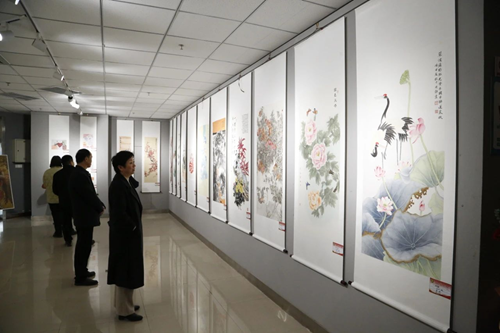 图为参展群众仔细观看展出的我县部分优秀作品