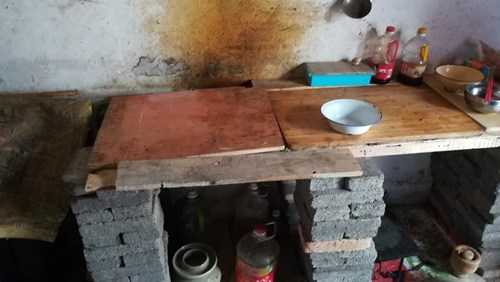 图为汝州市残联为贫困残疾人无障碍改造前厨房