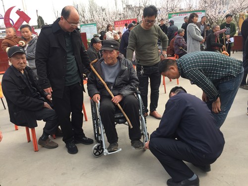 图为汝州市残联开展2019年残疾人辅助器具适配活动