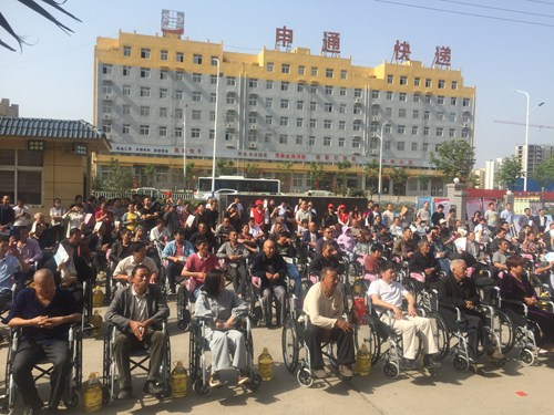 图为汝州市开展第29次全国助残日系列活动启动暨轮椅颁赠仪式
