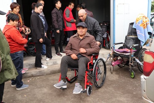 图为我市200名贫困残疾人收到爱心轮椅