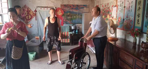 图为辉县市残疾人辅助器具免费发放活动现场2
