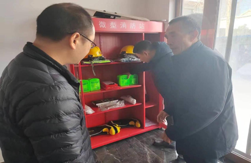 图为在朗公庙镇福寿园残疾人托养中心检查消防设施