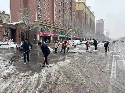 图为辉县市残联清扫路面积雪2