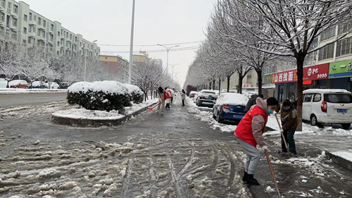图为辉县市残联清扫路面积雪4