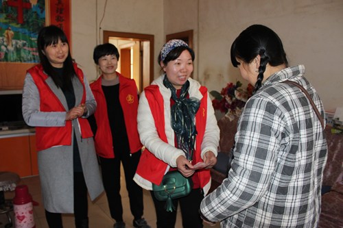 图为新县残联三八国际妇女节慰问残疾妇女