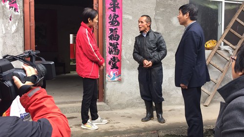 图为 市残联党组书记、理事长吴蕾走访帮扶户