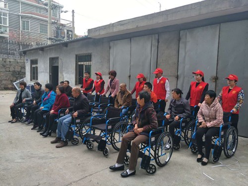 图为新县残联为肢体残疾人朋友适配轮椅