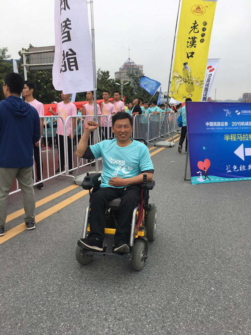 图为肢体残疾人温新海参加公益半程马拉松比赛