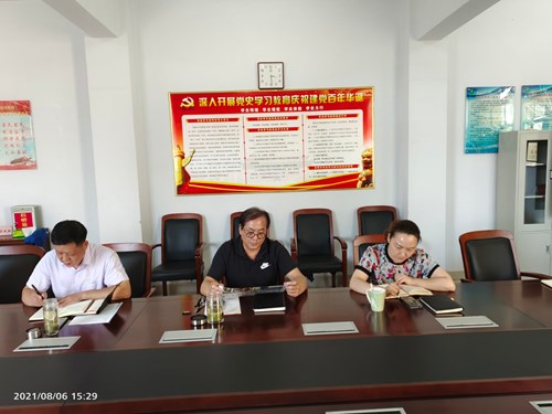 图为罗山县残联机关党支部书记领学习近平在西藏考察时的重要讲话