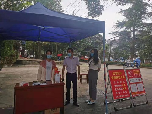 图为浉河区残联党员干部冲锋在前、战斗在前