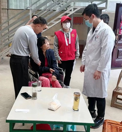 图为新县人民医院残疾鉴定医师为疑似重度残疾人