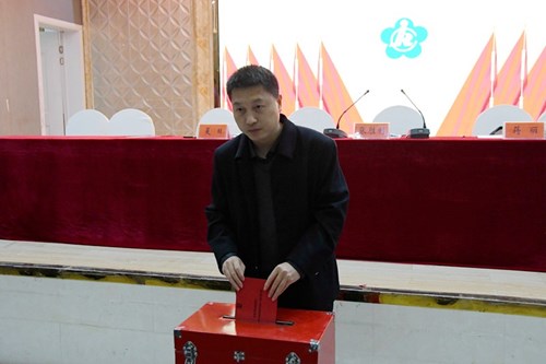 图为县委常委、宣传部长、副县长张胜利同志投票