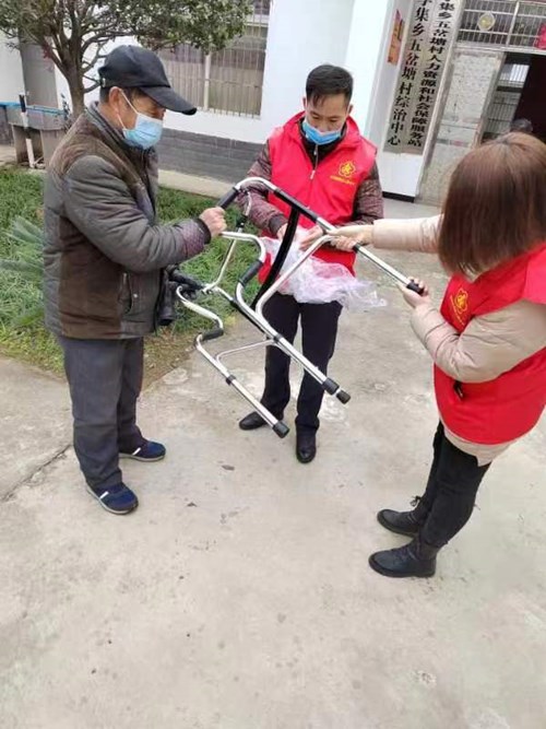 图为信阳市商城县残联开展第31个国际残疾人日活动为残疾人送辅助器具