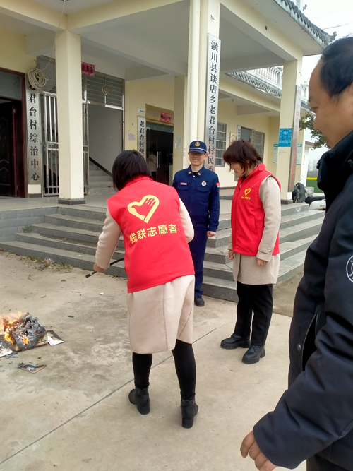 图为在老君台村开展消防安全日活动