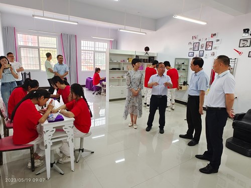 图为县委副书记张长斌到教学功能室了解学生学习管理情况