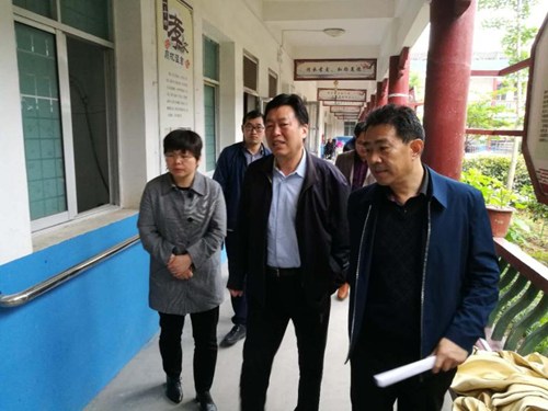 图为内乡县委书记李长江调研重度残疾人托养中心建设项目