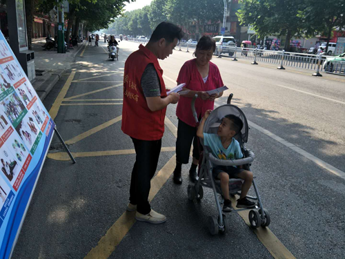 图为方城县开展残疾预防日活动
