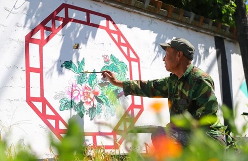 图为：陆国斌在沈阳市苏家屯区蛇山村绘制墙画。新华社记者 杨青 摄