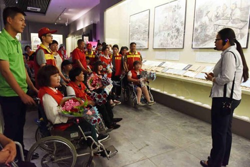 图为残疾人参观许慎文化园