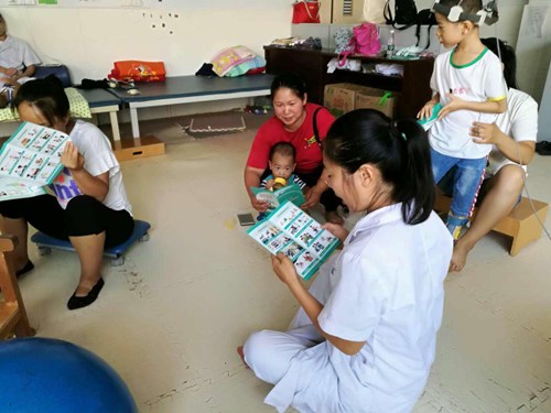 图为临颍县妇幼保健院医护人员为残疾儿童及家长宣讲残疾预防知识