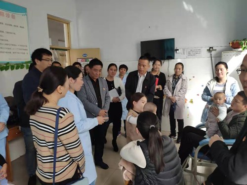 图为市残联党组成员、副理事长刘红伟实地查看残疾儿童康复情况