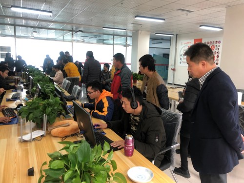 图为学员们在杭州小善科技有限公司漯河分公司参观。