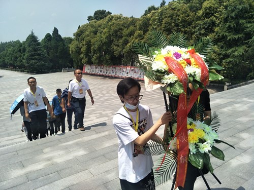 图为向竹沟革命烈士纪念碑敬献花篮