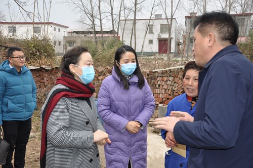 图为调研组赴源汇区大刘镇大陈村慰问困难残疾人家庭