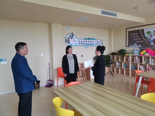 图为肖主席在淞江社区卫生服务中心调研成人康复工作
