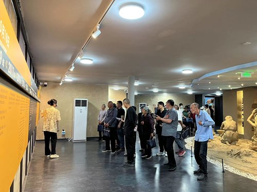图为组织残疾人参观贾湖遗址博物馆