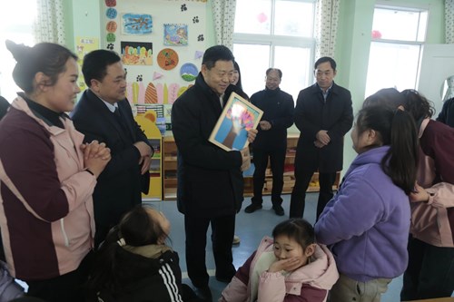 图为市委副书记贾宏宇看望慰问残疾儿童