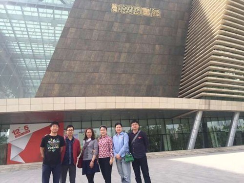 图为省残联信息中心人员到郑州图书馆参加“”世界读书日“”活动