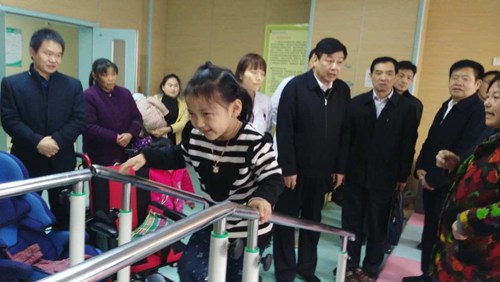 图为王平副市长到市智力残疾儿童定点康复机构进行实地考察