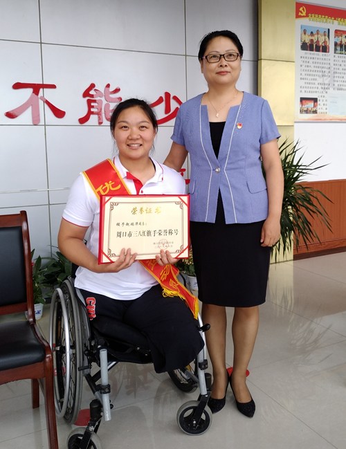 图为市妇联主席张丽娟向赵瑞华颁发“周口市三八红旗手荣誉证书”